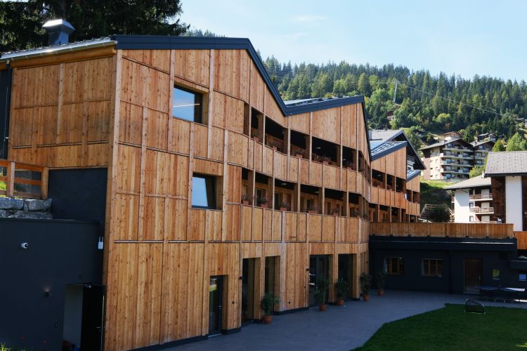 Grand bâtiment en bois qui sert de colonie de vacances internationale à La Tzoumaz.