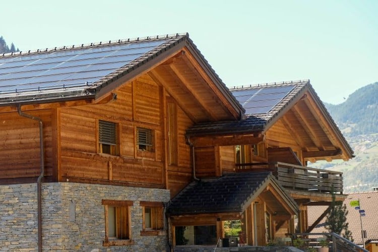 Vue sur le toit d'un bâtiment en bois avec des panneaux photovoltaïques