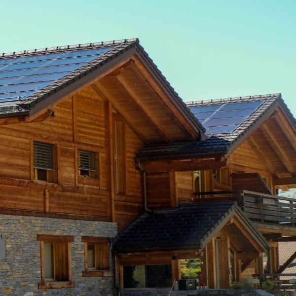 Vue sur le toit d'un bâtiment en bois avec des panneaux photovoltaïques