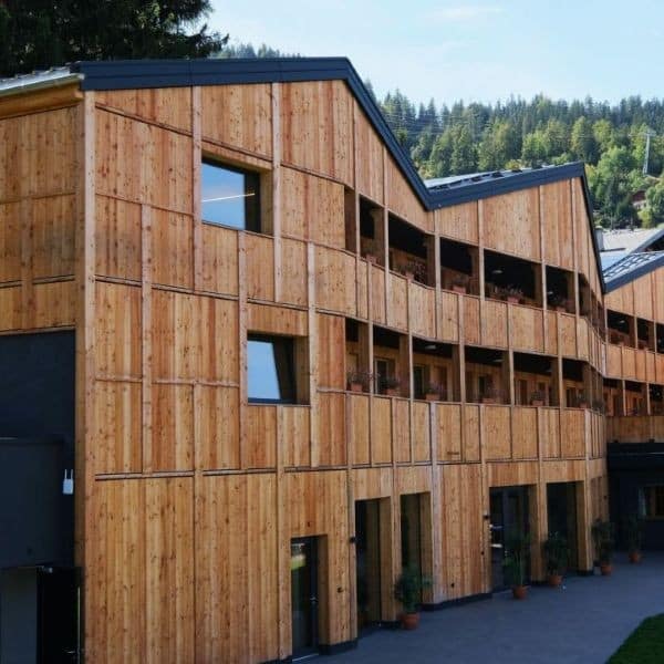 Photo d’un grand bâtiment : une colonie de vacances internationale à La Tzoumaz.